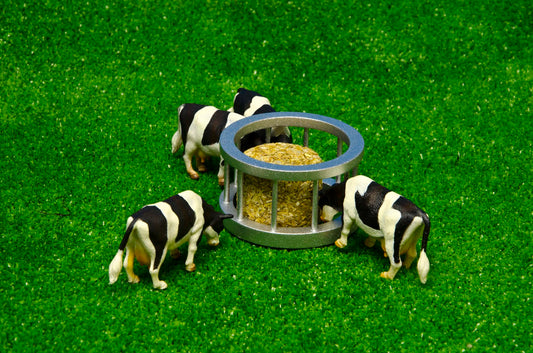 KIDS GLOBE FEEDER RING WITH ROUND BALE AND COW 1:32